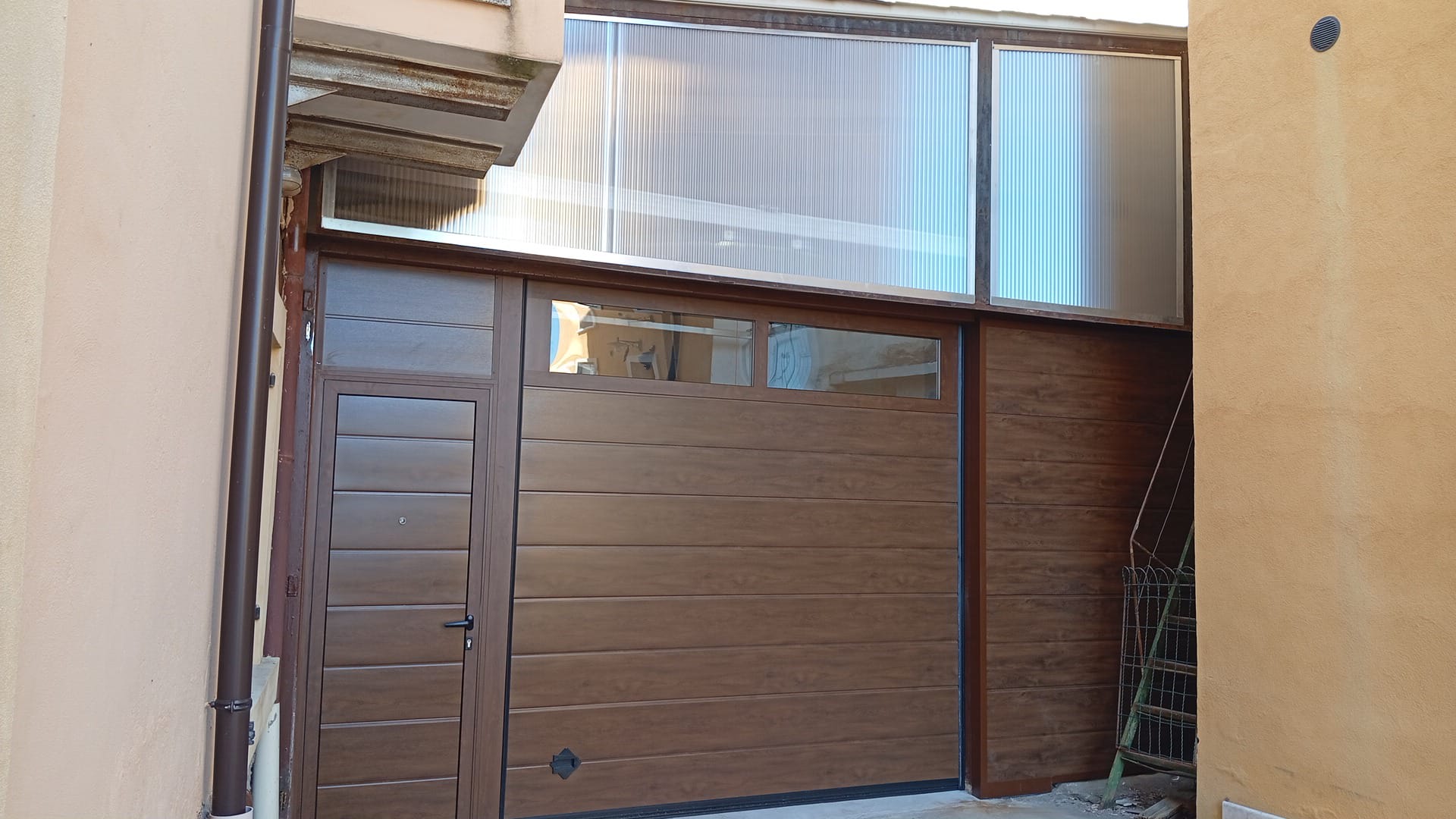 porte basculanti garage con finestre e porta pedonale