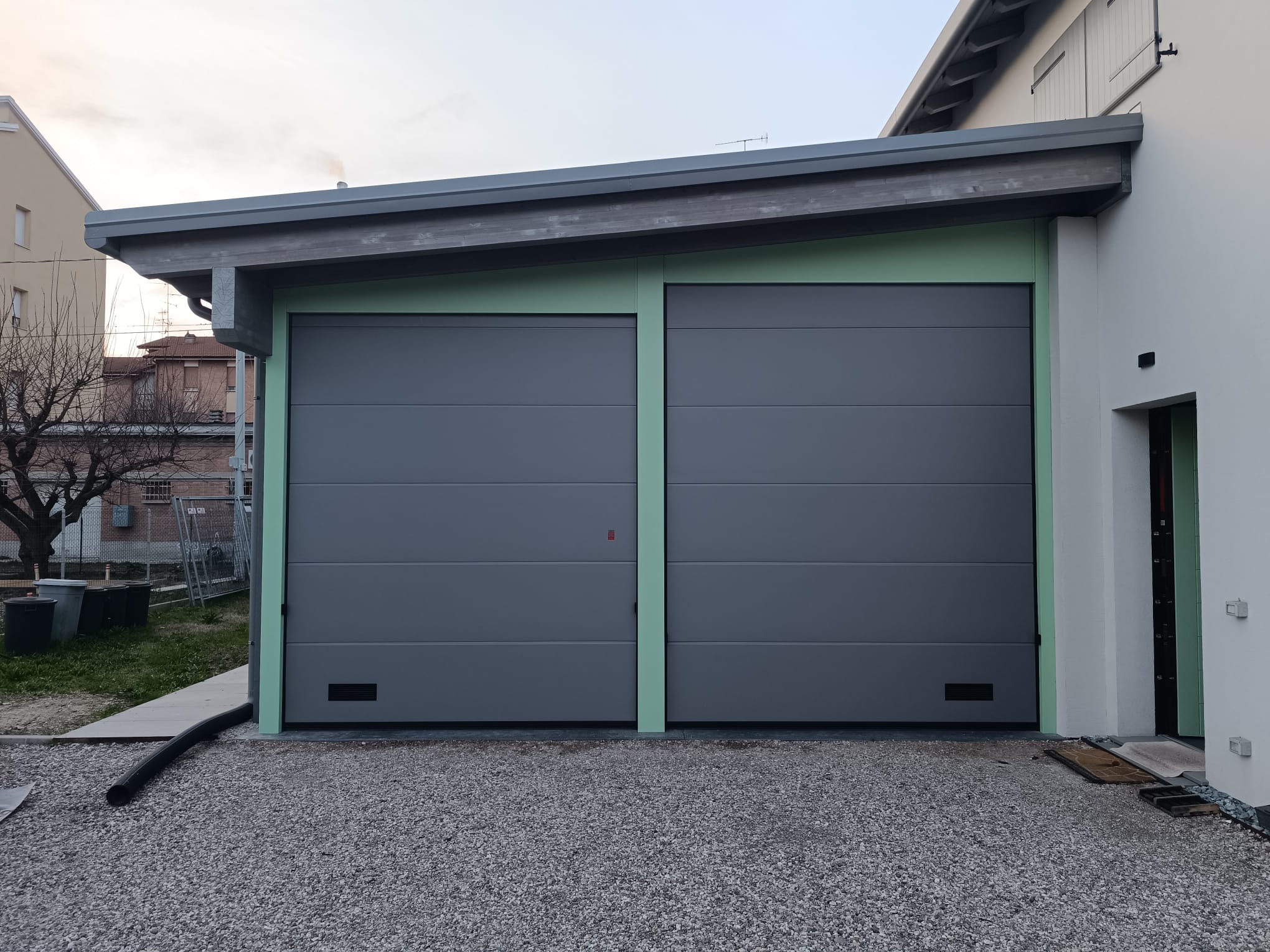 porta basculante garage grigia