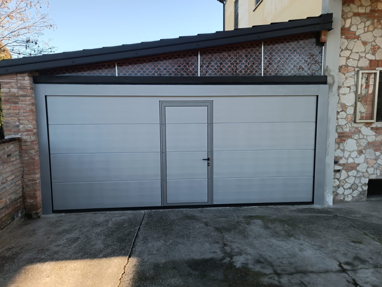 porta basculante garage con porta pedonale inserita