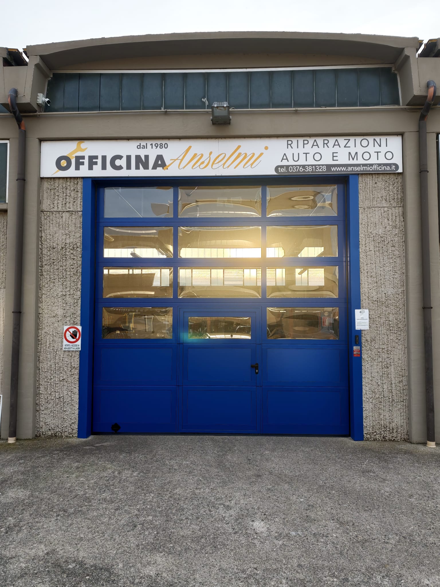 Portone sezionale garage officina vetrato porta antipanico automatico